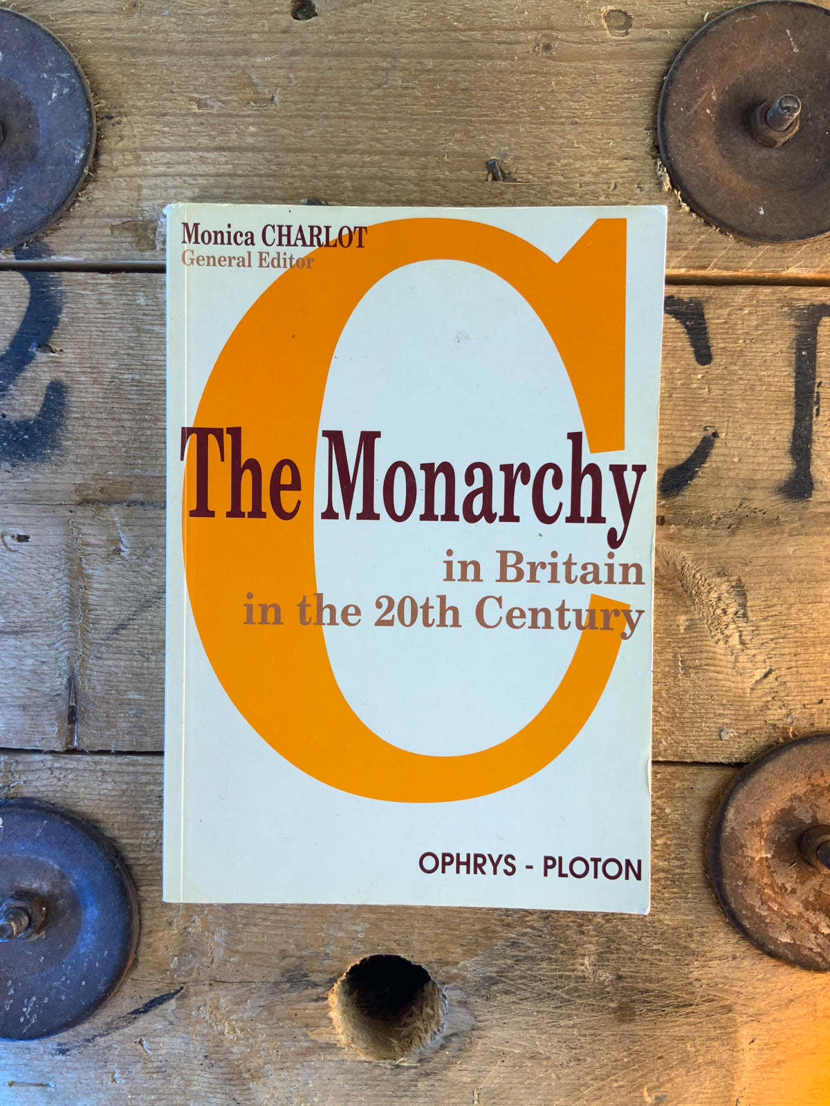 The Monarchy in Britain in the 20th century - Monica Charlot