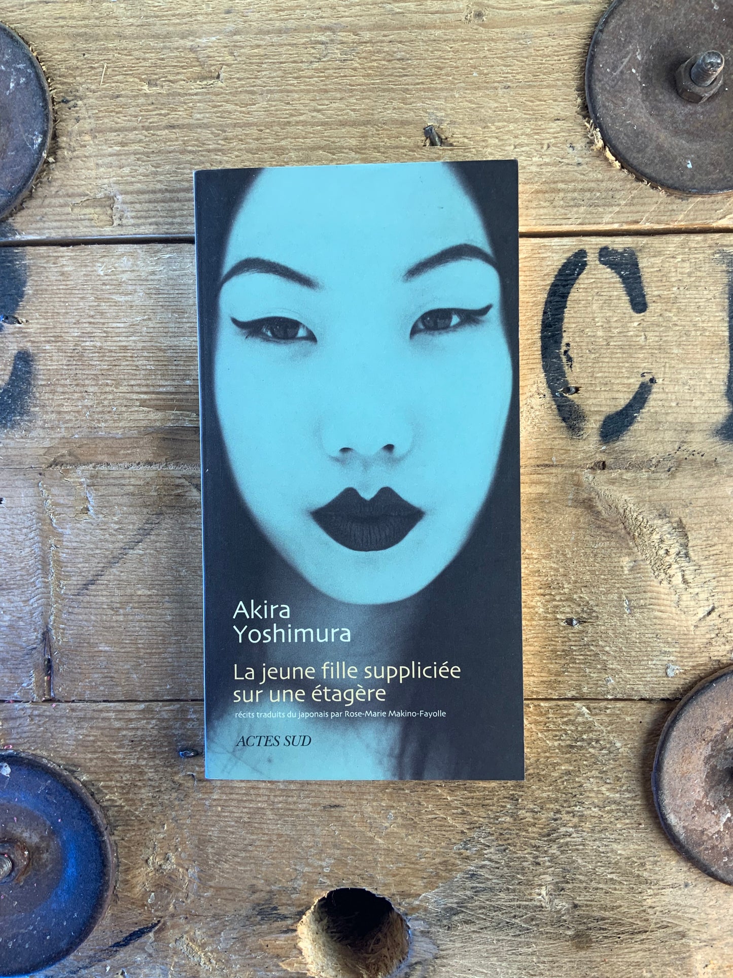 La jeune fille suppliciée sur une étagère - Akira Yoshimura