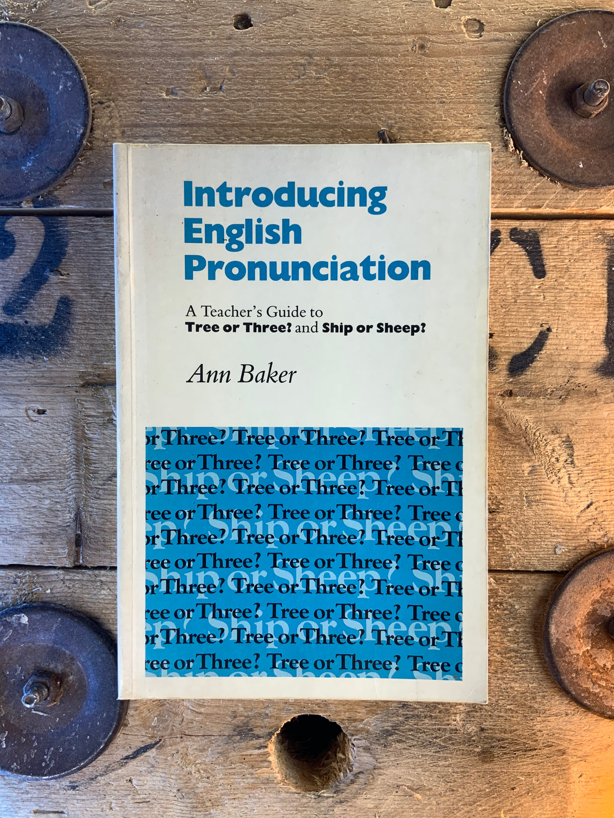 Introducing English Pronunciation : a teacher’s guide to tree or three ? And ship or sheep ? - Ann Baker