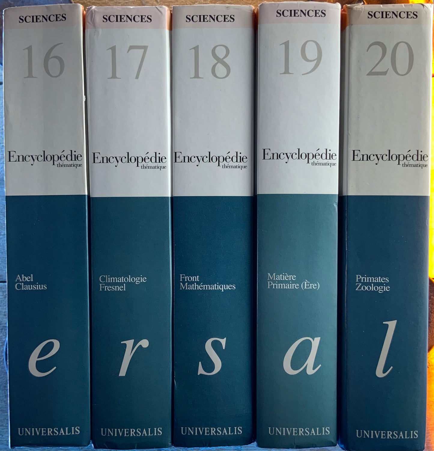 ENCYCLOPÉDIE : Les Essentiels d’Universalis en 22 Volumes