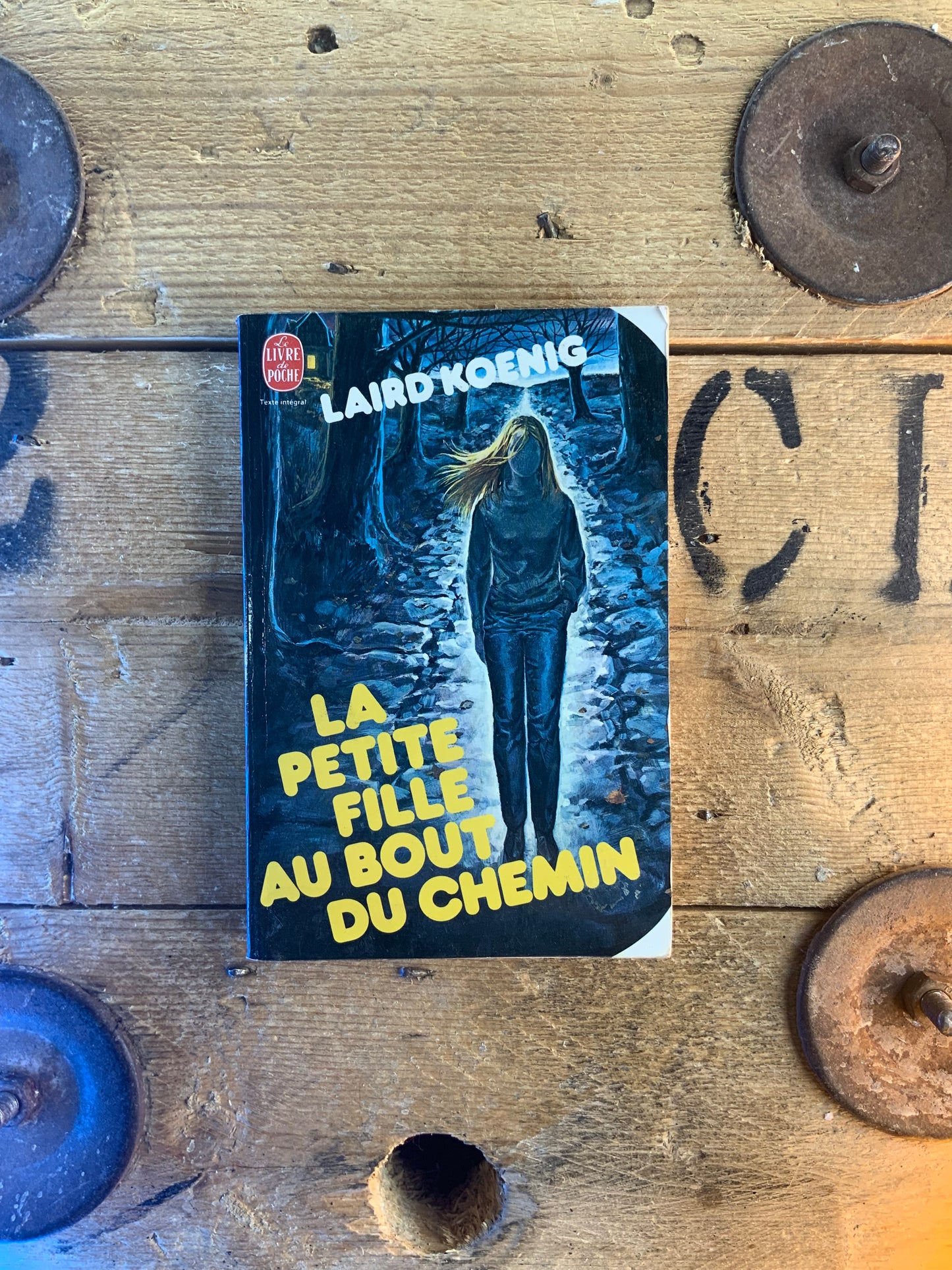 La petite fille au bout du chemin - Laird Koeing