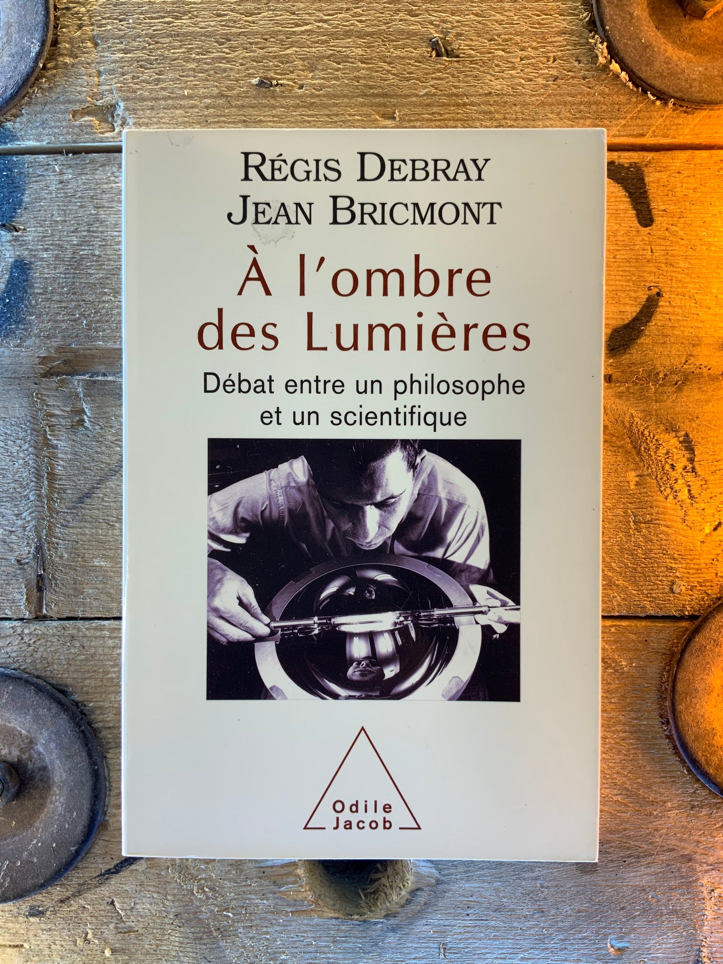 À l’ombre des lumières : débat entre un philosophe et un scientifique - Régis Debray et Jean Bricmont